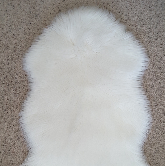 Luxurious Faux Fur Sheepskin Area Rug 2ft by 3ft - Picture 7 of 8